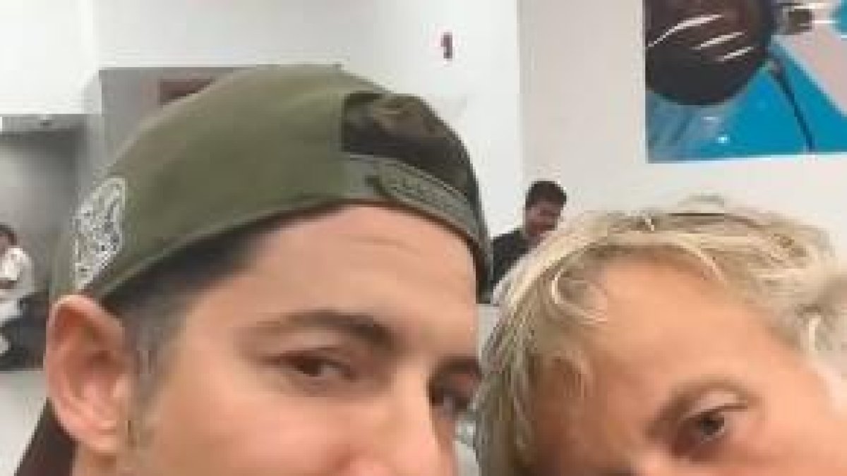 David Bisbal y Jesús Calleja, en el aeropuerto.