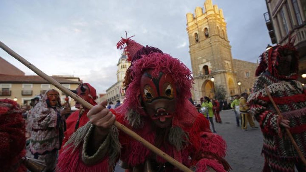 Desfile de mascaradas en La Bañeza.