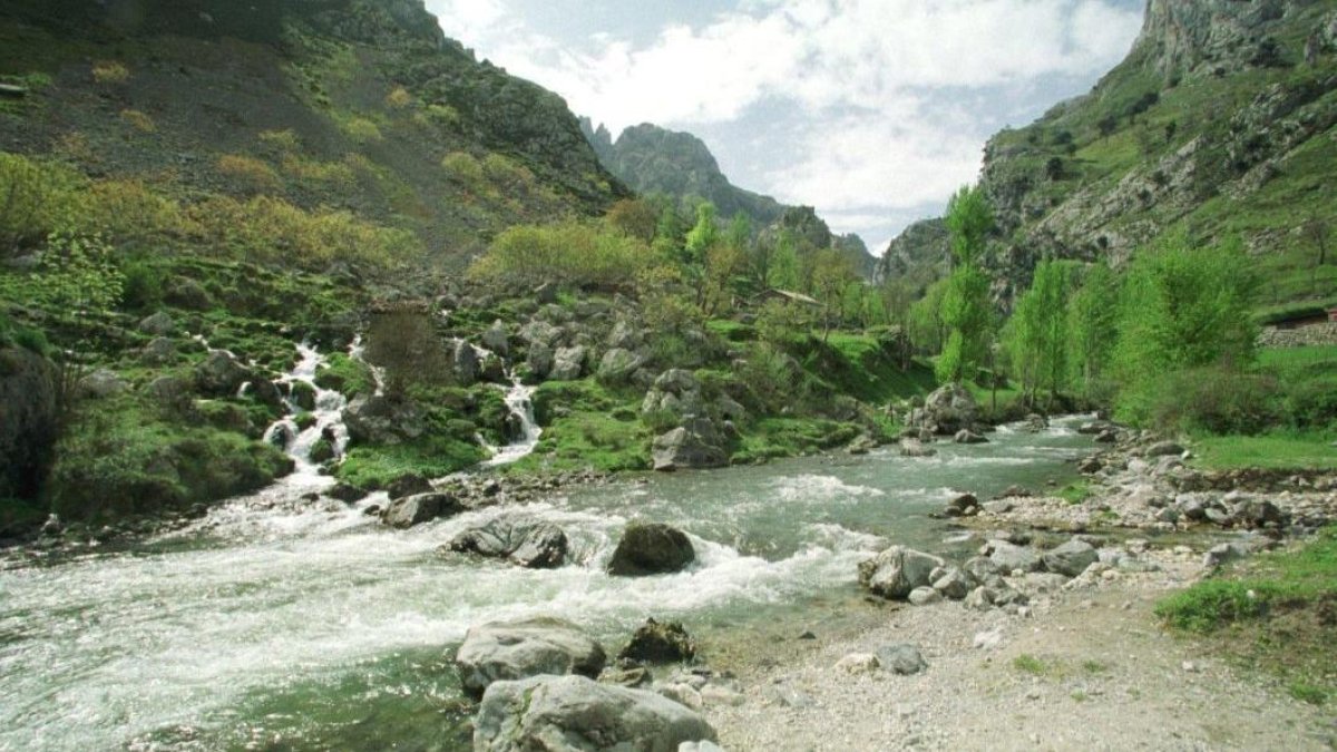 El río Cares a su paso por Caín