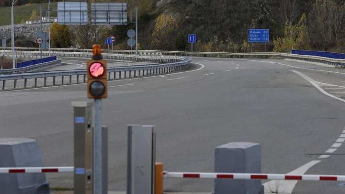 Estado de la autopista AP-66 y la carretera N-630 debido al corte de tráfico por un argayo.