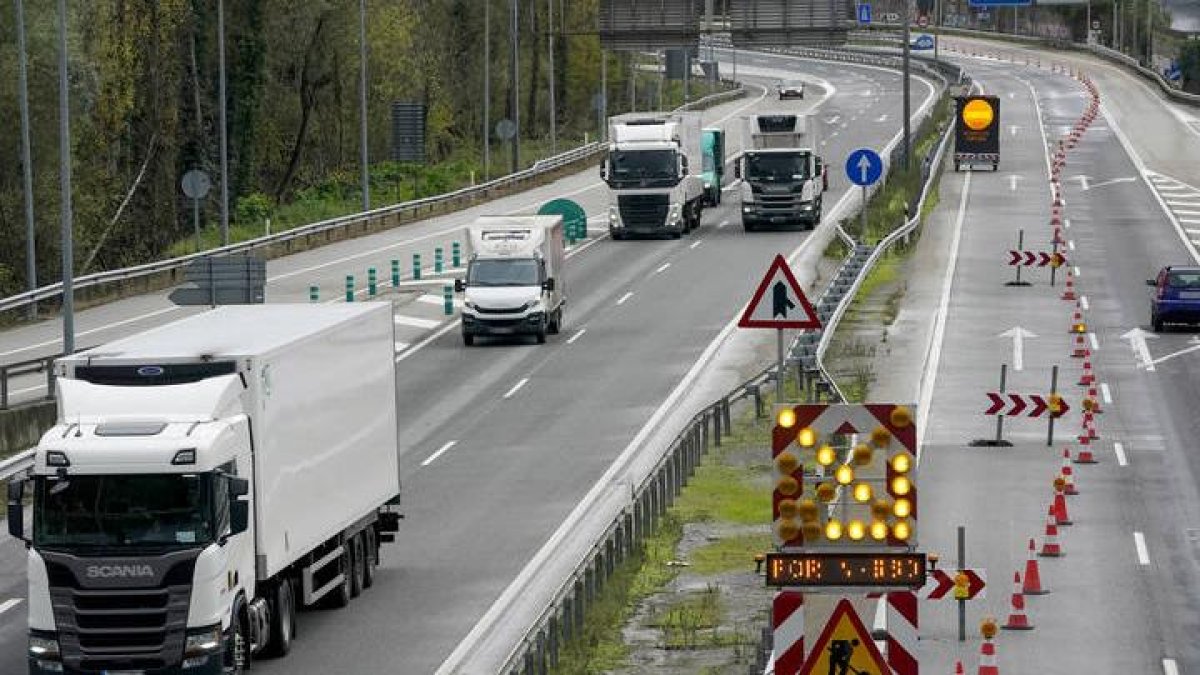 Vehículos ciurclan por la AP-66 a su paso por Campomanes.