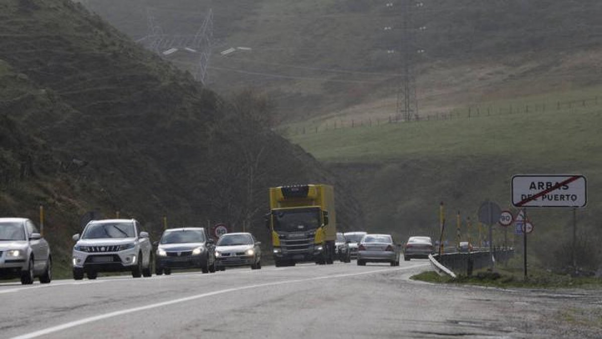 Tráfico en la carretera N630 este lunes.