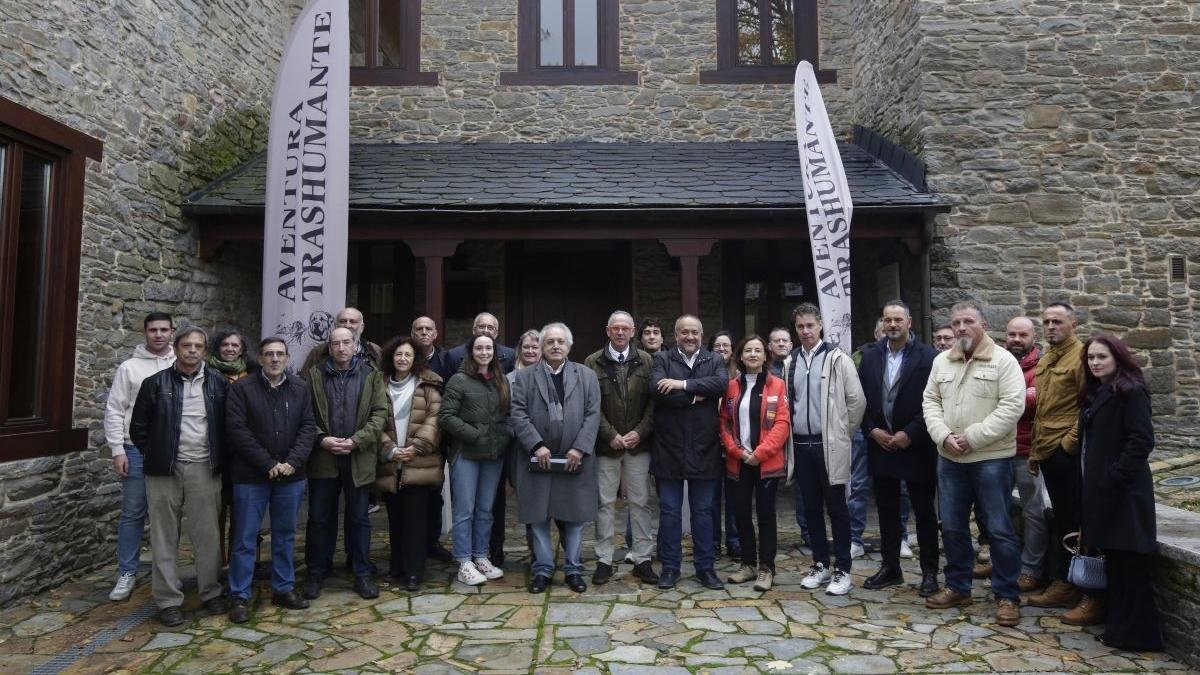 Participantes y autoridades en el simposio sobre el mastín trashumante en Villablino. fernando otero
