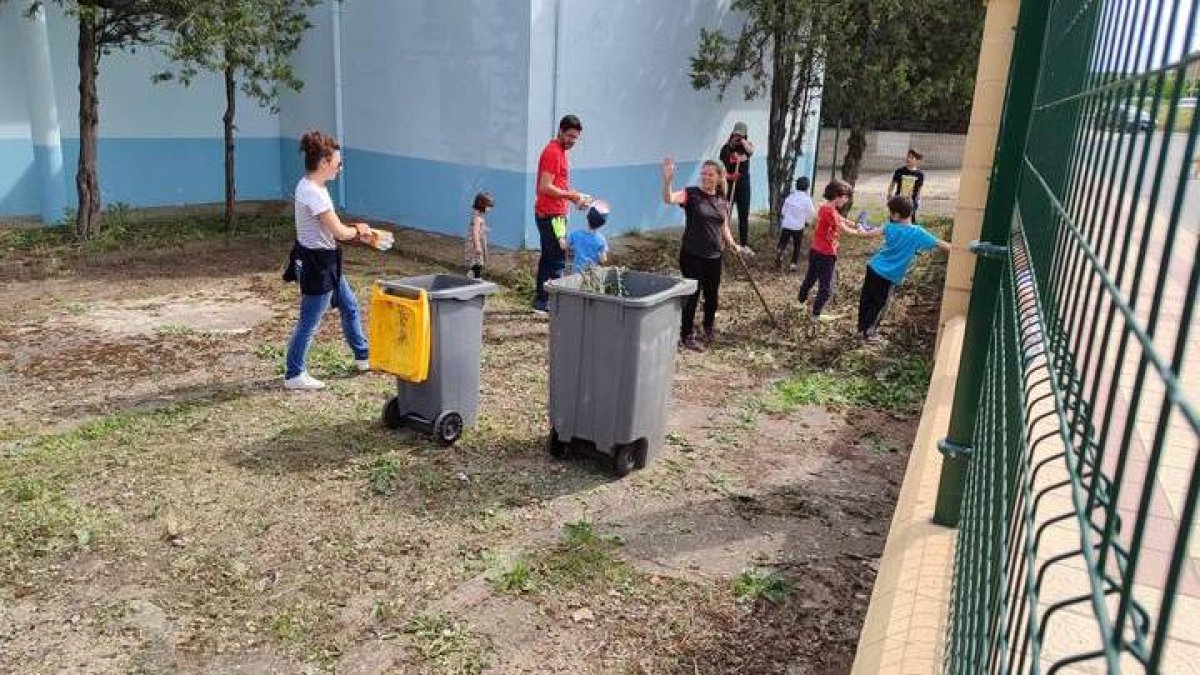 Las familias de La Palomera, durante la limpieza del patio.