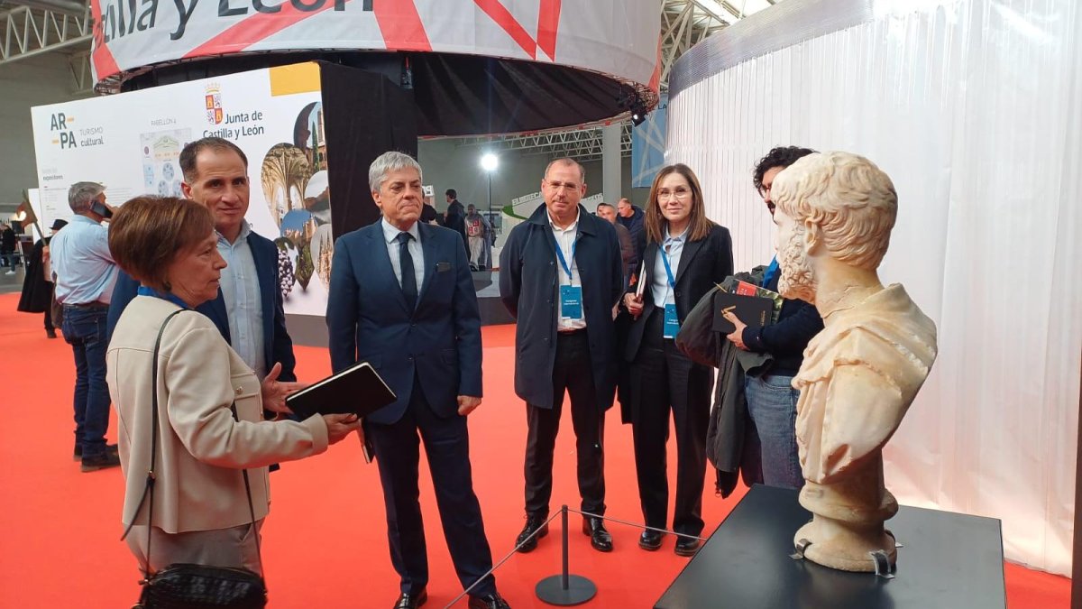 El delegado territorial frente al busto de Marco Aurelio en la Feria Intur y Arpa.