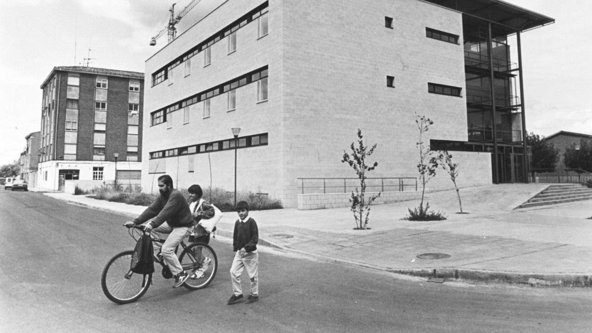Una familia ante el edificio del centro de salud de Armunia poco antes de que fuese inaugurado en 1994. 