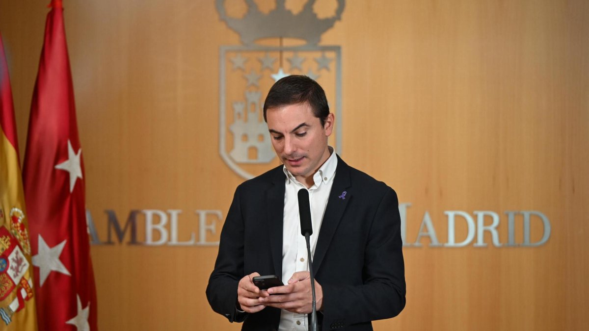 El portavoz del PSOE-M Juan Lobato comparece ante la prensa en el marco del pleno de la Asamblea de Madrid celebrado este jueves. 