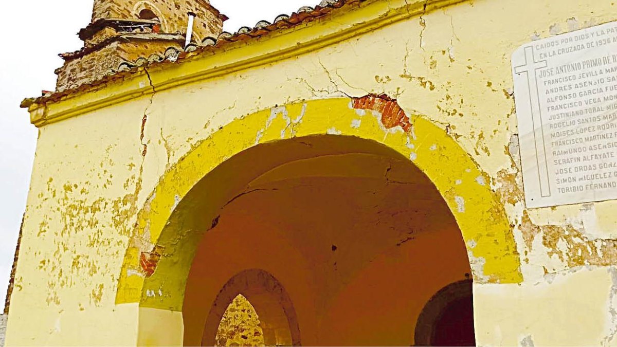 El arco de la iglesia, con numerosas grietas y fracturas. A la derecha, la valiosa virgen conocida como La Verdosina.