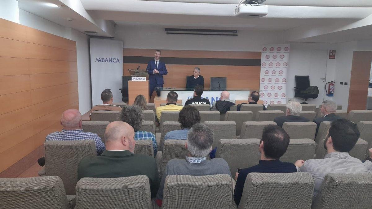Varios patrocinadores del Ademar se reunieron en la sede central de Abanca. Ademar