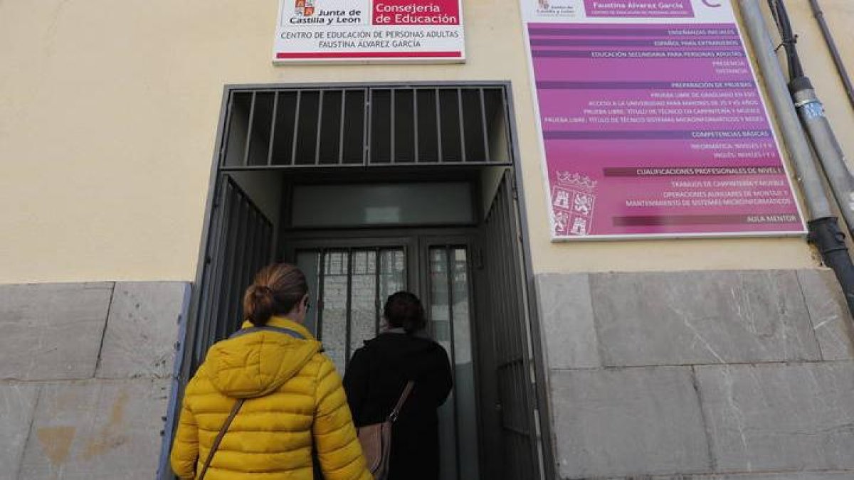 Dos alumnas acceden al centro de formación de adultos Faustina Álvarez.