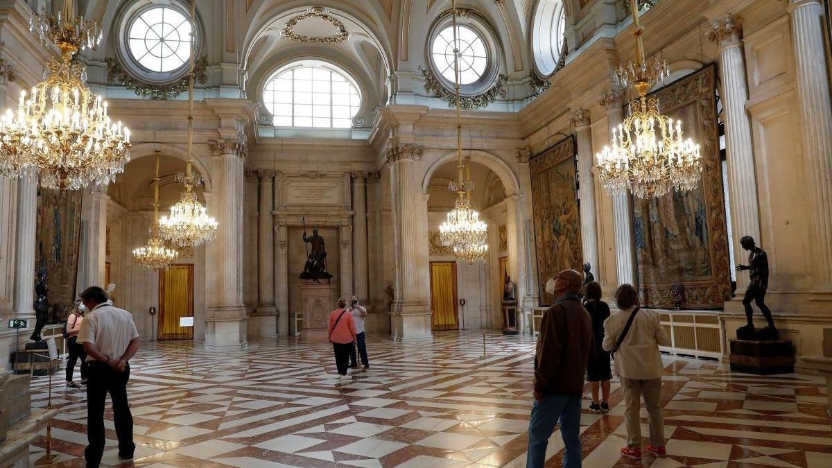 Varios visitantes en el Palacio de El Escorial. INÉS VERDEJO