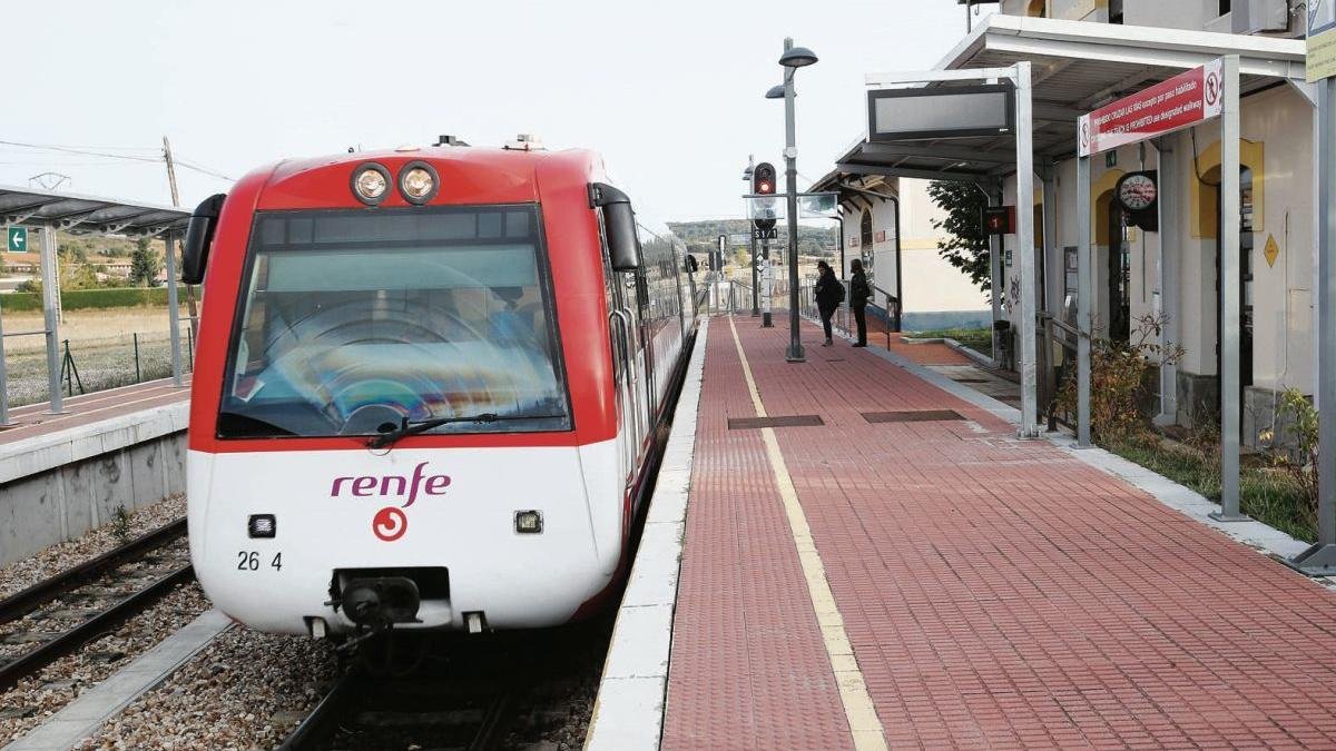 Tren de Feve, en la ribera del Torío. ÁNGELOPEZ