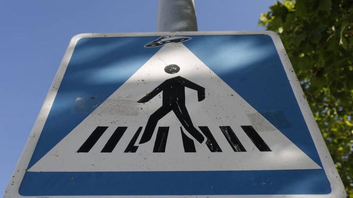 Señal de paso de peatones en León.
