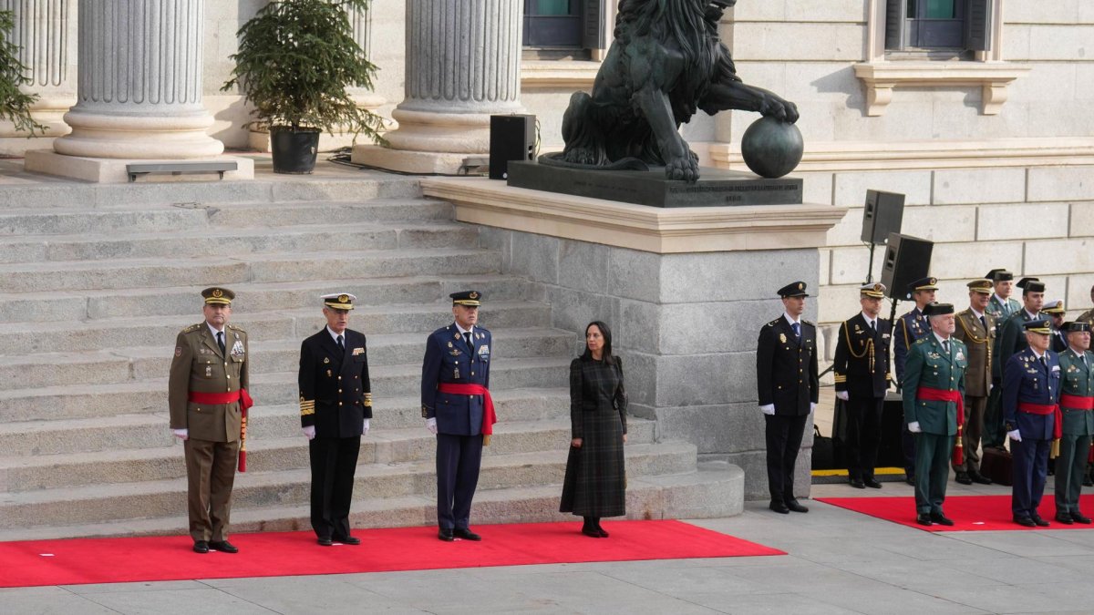 Teodoro Esteban López Calderón y la directora de la Guardia Civil, Mercedes González (4i), entre otras autoridades asisten a la celebración del Día de la Constitución en el Congreso. EFE/ Borja Sanchez-Trillo
