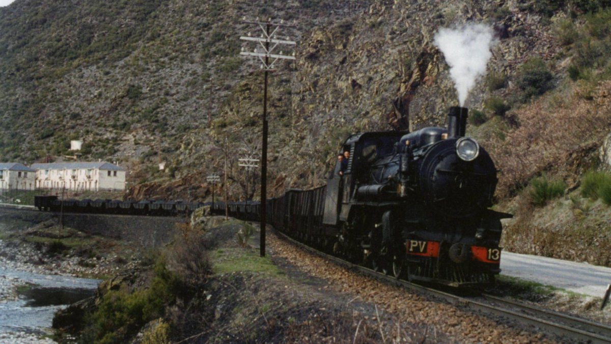 El tren minero que recorrió el Valle del Sil a su paso por El Escobio.