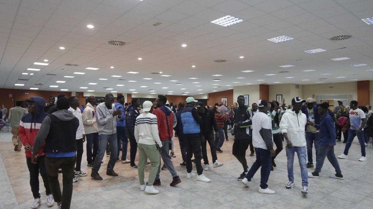 Un grupo de migrantes en el Chalé del Pozo, durante una actividad. fernando otero