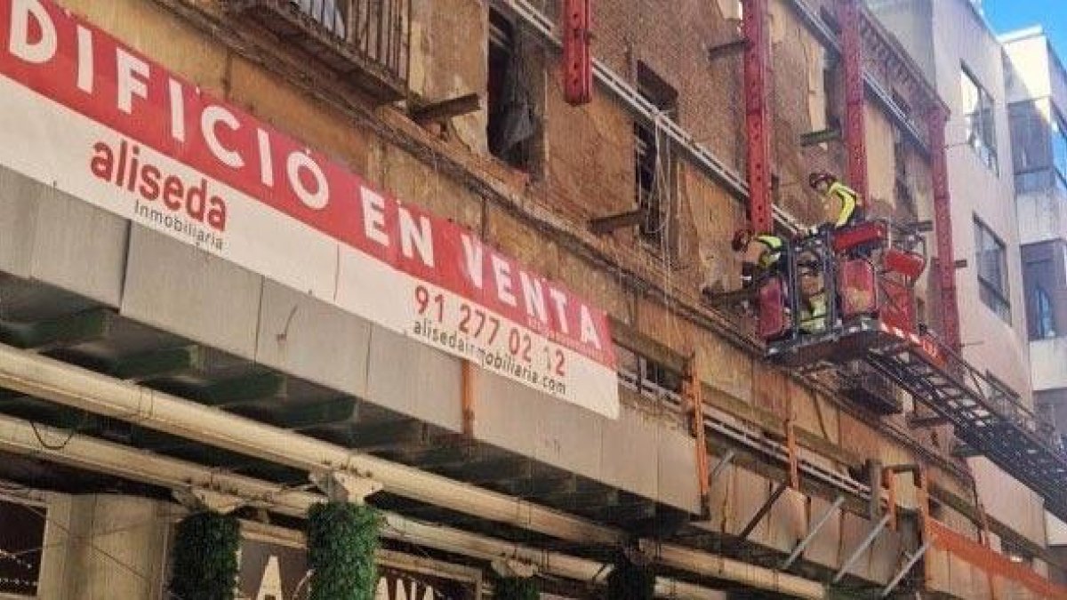Efectivos de Bomberos de León intervienen por desprendimiento de cascotes