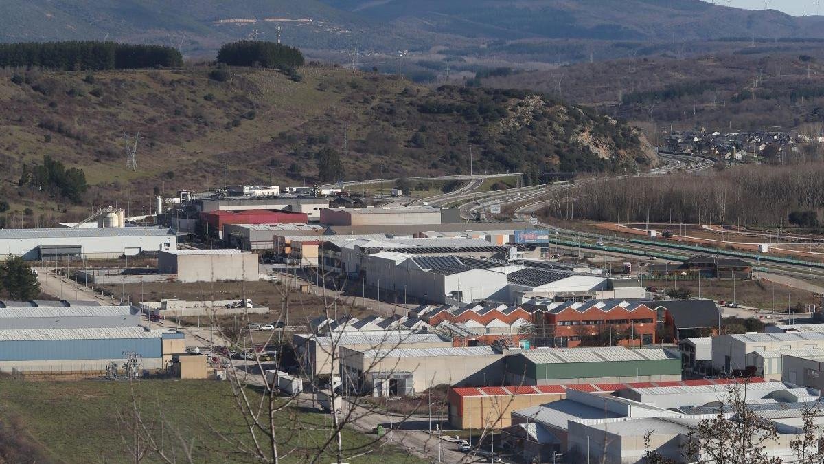 Vista general de la zona más ocupada del polígono industrial de San Román de Bembibre. El parque solar iría al otro lado de la colina. L. de la mata