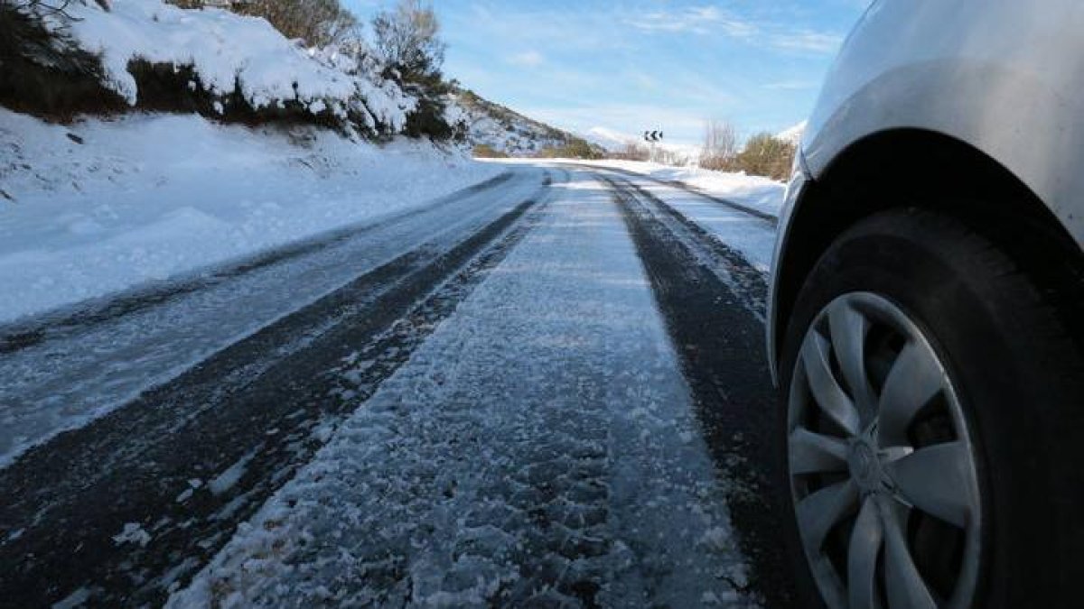 Carretera con nieve, en una imagen de archivo..