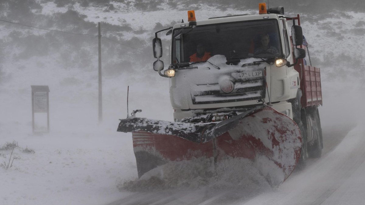 Una máquina quitanieves. EFE/ Pedro Puente Hoyos