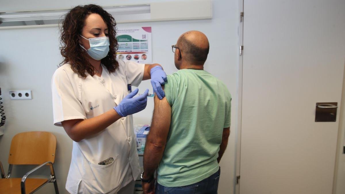Castilla y León intensifica medidas contra la influenza y el coronavirus en la salud pública.
