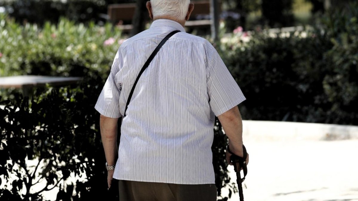 Un pensionista pasea por una calle en Madrid.