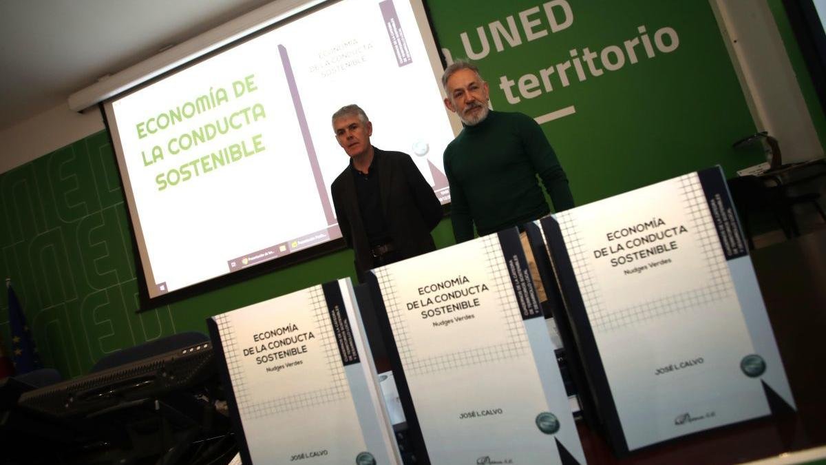 El director de la Uned de Ponferrada, Jorge Vega, y el profesor José Luis Calvo. ana f. barredo