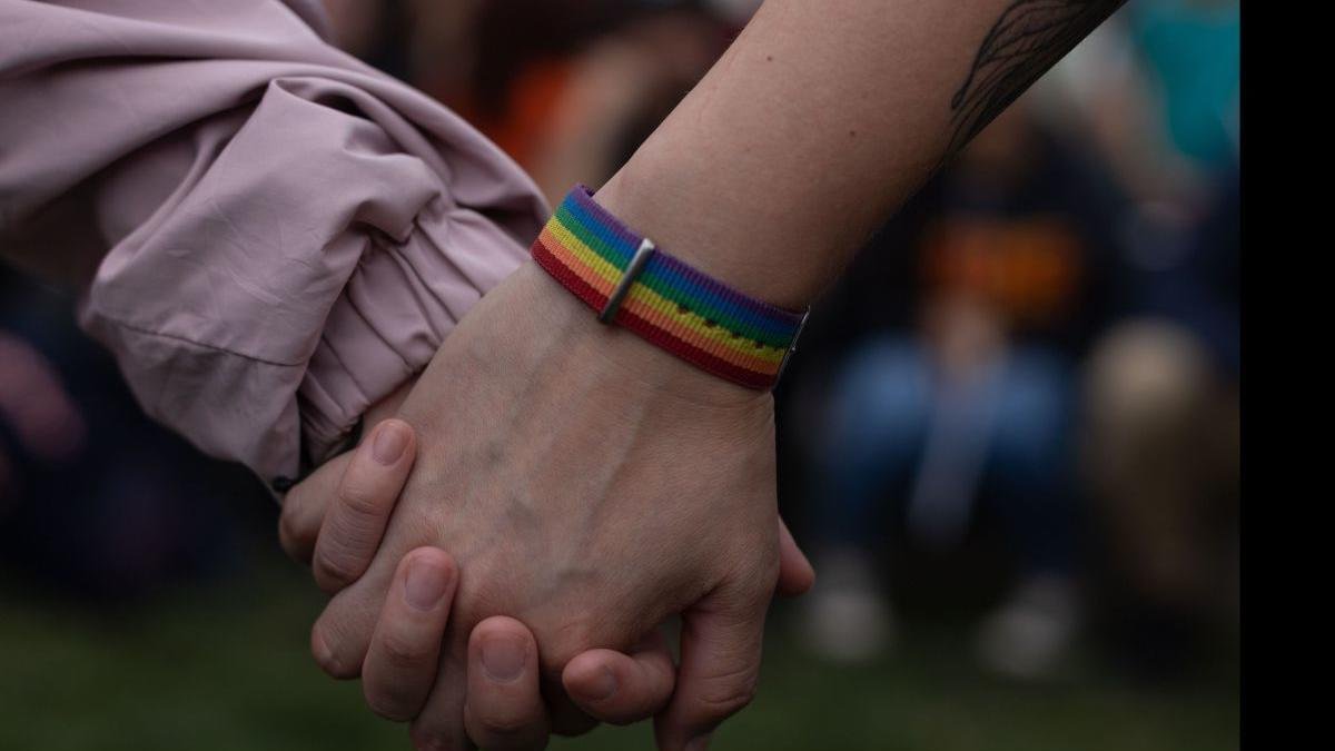 Una pareja se da la mano en el Día del Orgullo. AILEN DÍAZ