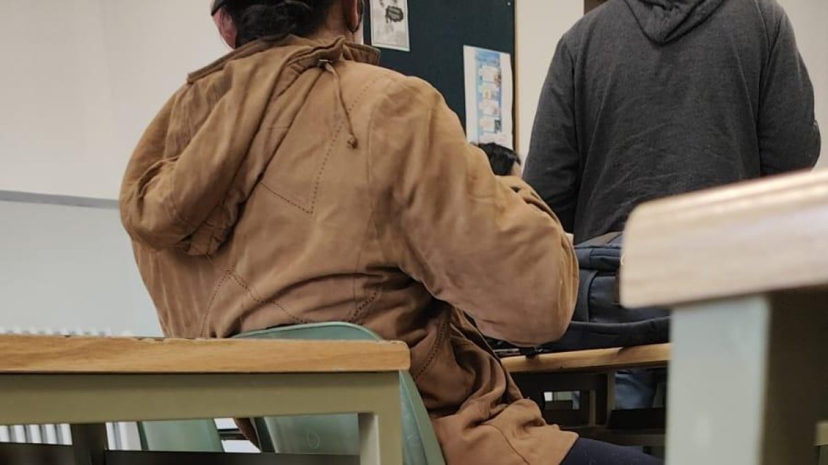 Un alumno del Faustina Álvarez en clase con la cazadora puesta.