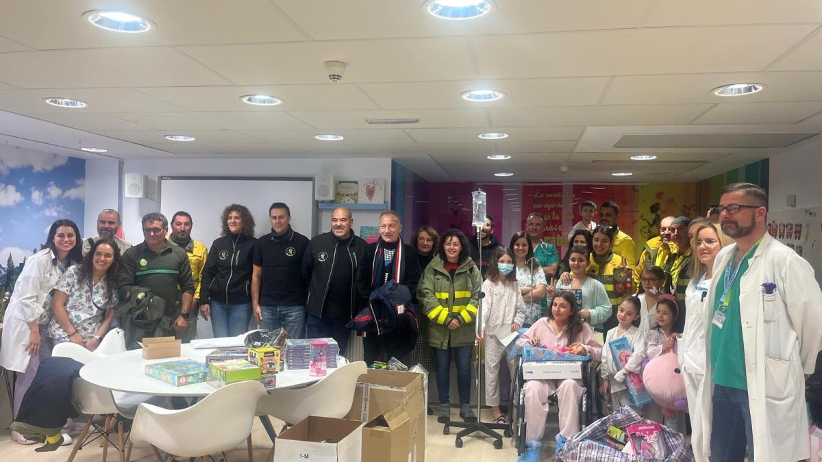 Visita de los Bomberos forestales al Hospital de León.