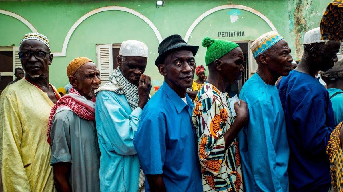 Varios hombres hacen cola para la consulta. JUAN NOVO 