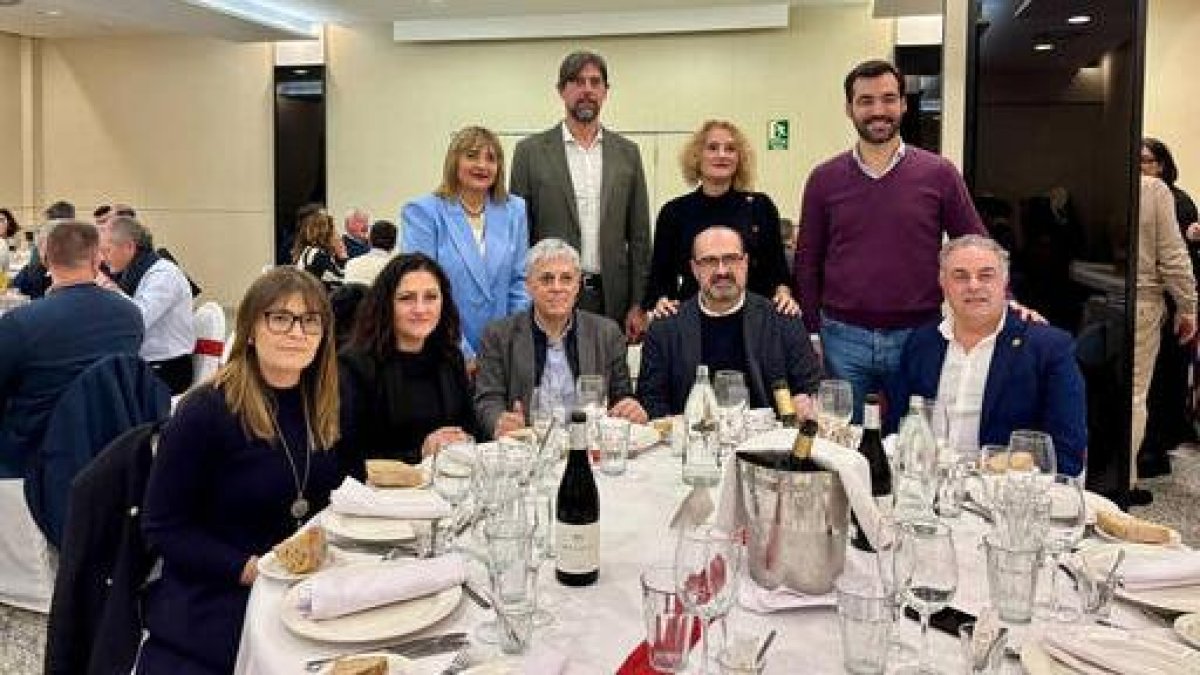 Cargos públicos del partido, en una de las imágenes de la comida.