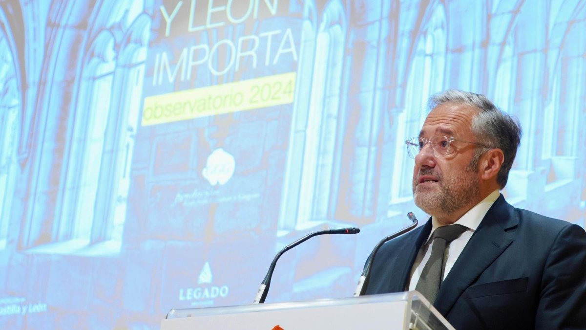 El presidente de las Cortes, Carlos Pollán