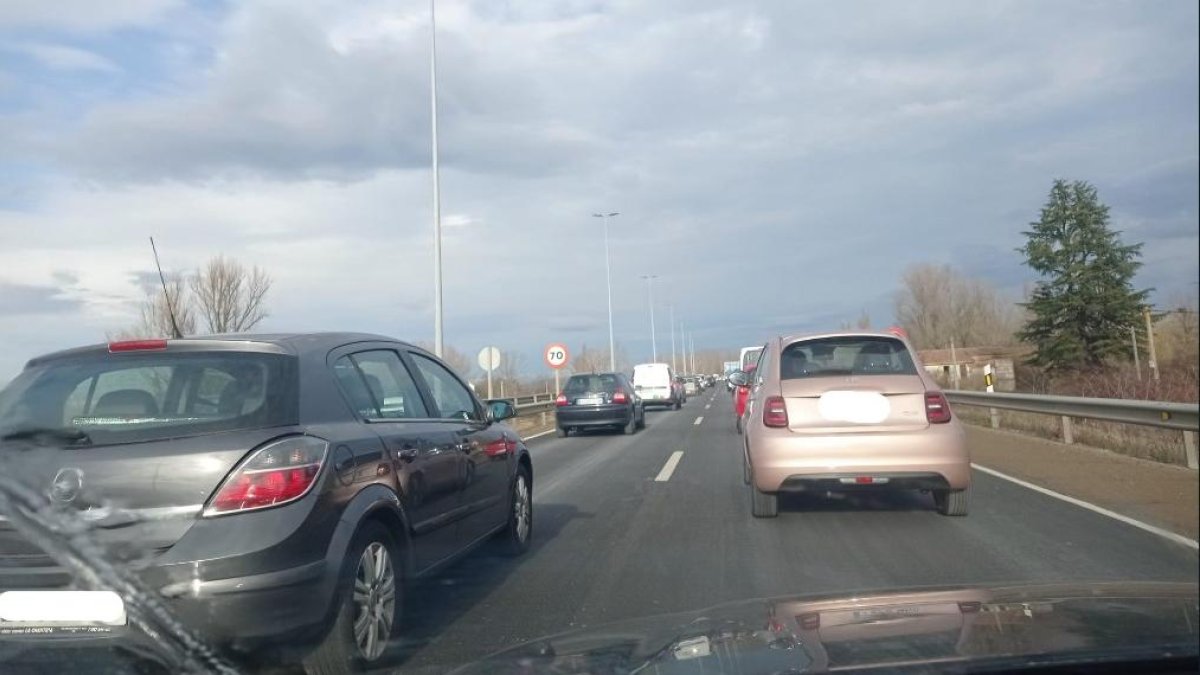 Cola en el cruce de La Granja.