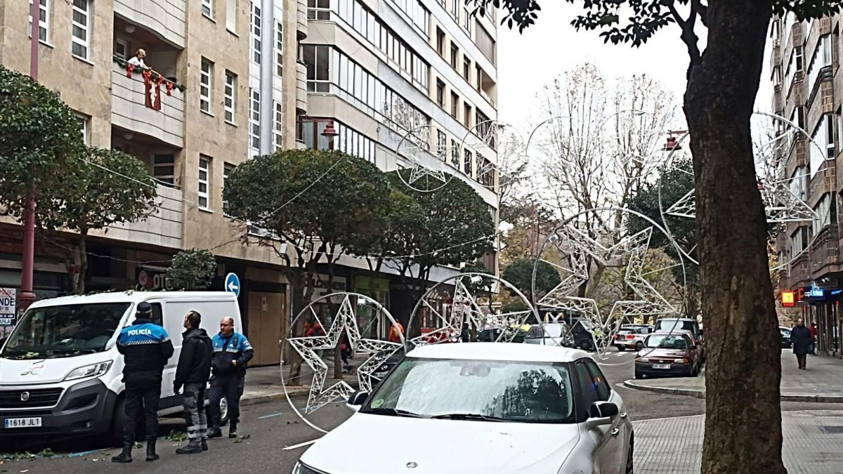 Otro arco de luces de Navidad se desprende en el centro de León