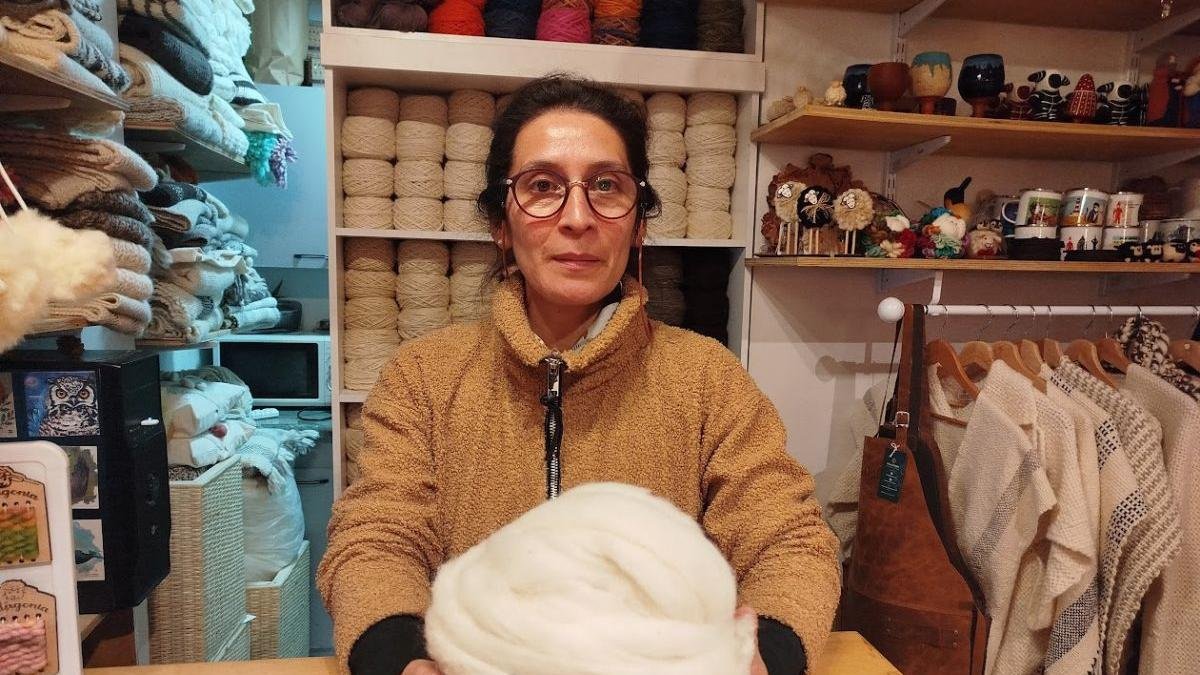 Katia Vergara, fundadora de Patagonia Hecha a Mano con un ovillo de lana merina. gaitero