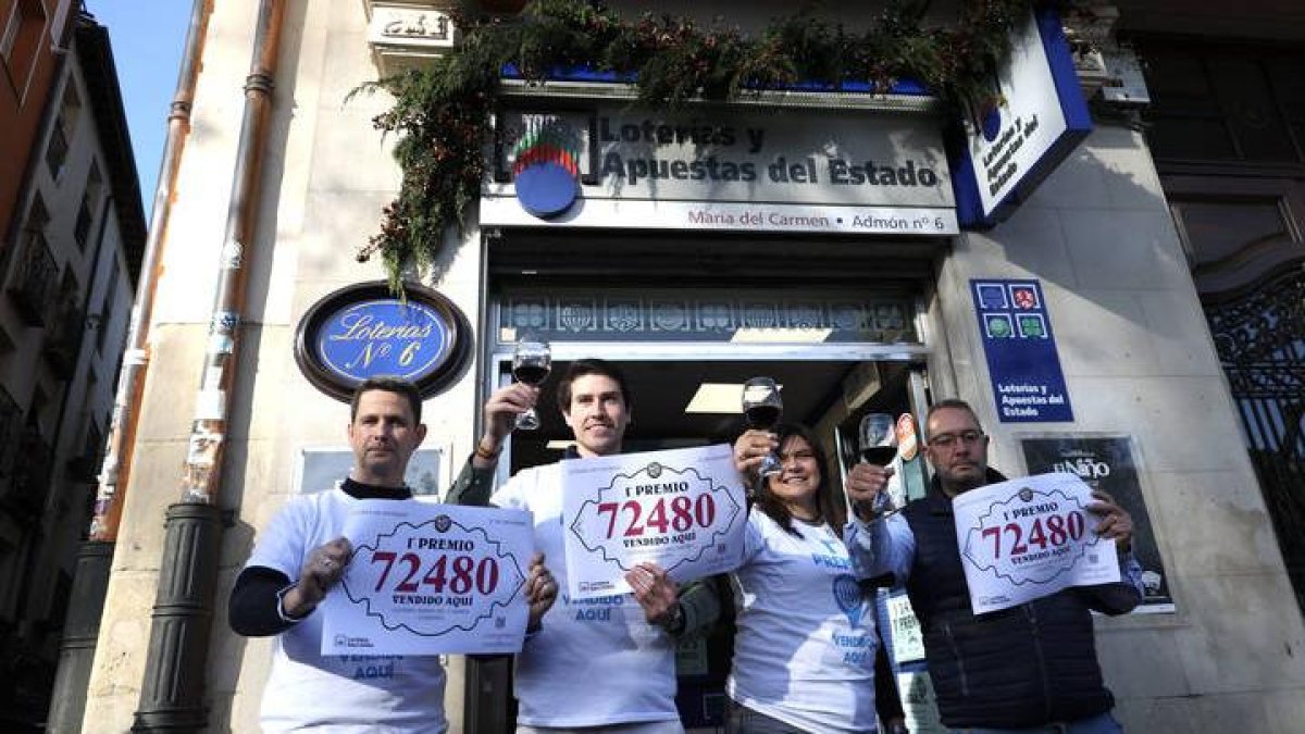 La administración número 6 de Logroño, conocida como Lotería María del Carmen, celebra que ha vendido íntegramente el premio de El Gordo de la Lotería de Navidad.