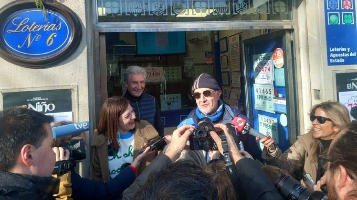 El Julián del anuncio de la Lotería de Navidad comparte la alegría del primero premio. El actor riojano Amadeo Marín se acerca a la administración de Logroño donde han vendido íntegro ElGordo.