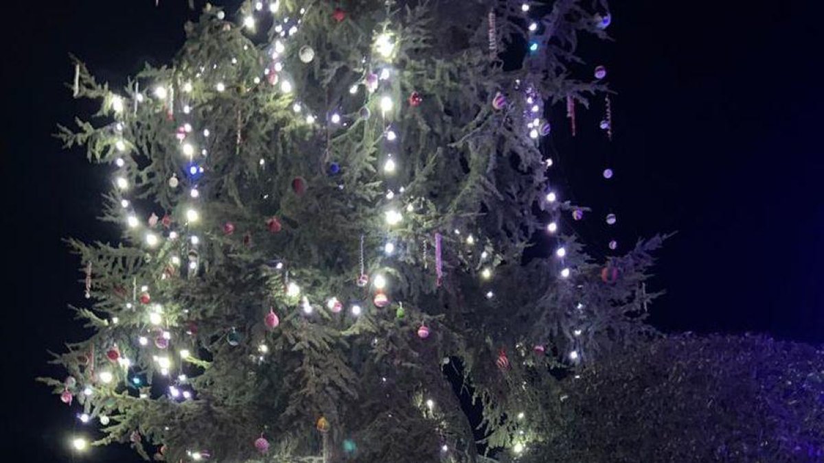 Las tardes de ganchillo en Valle de Mansilla se han convertido en decoración navideña