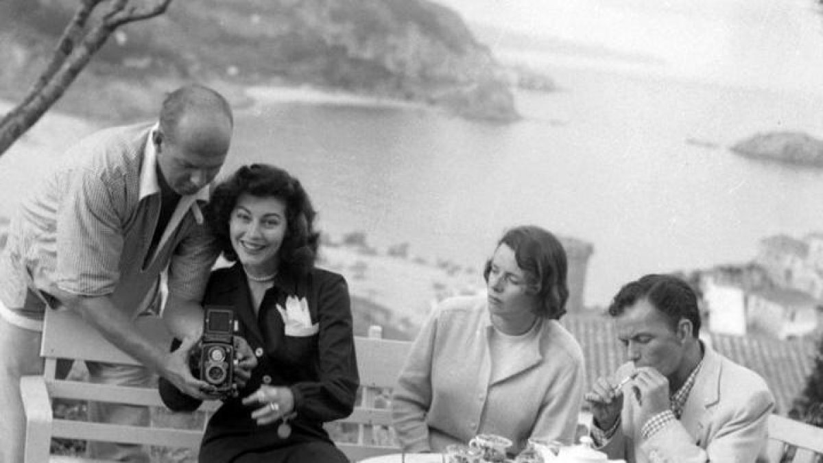 En la foto de archivo (1950) la famosa actriz en Tossa de Mar (Girona), acompañada de su tercer marido Frank Sinatra (d), donde llegó para rodar la película 