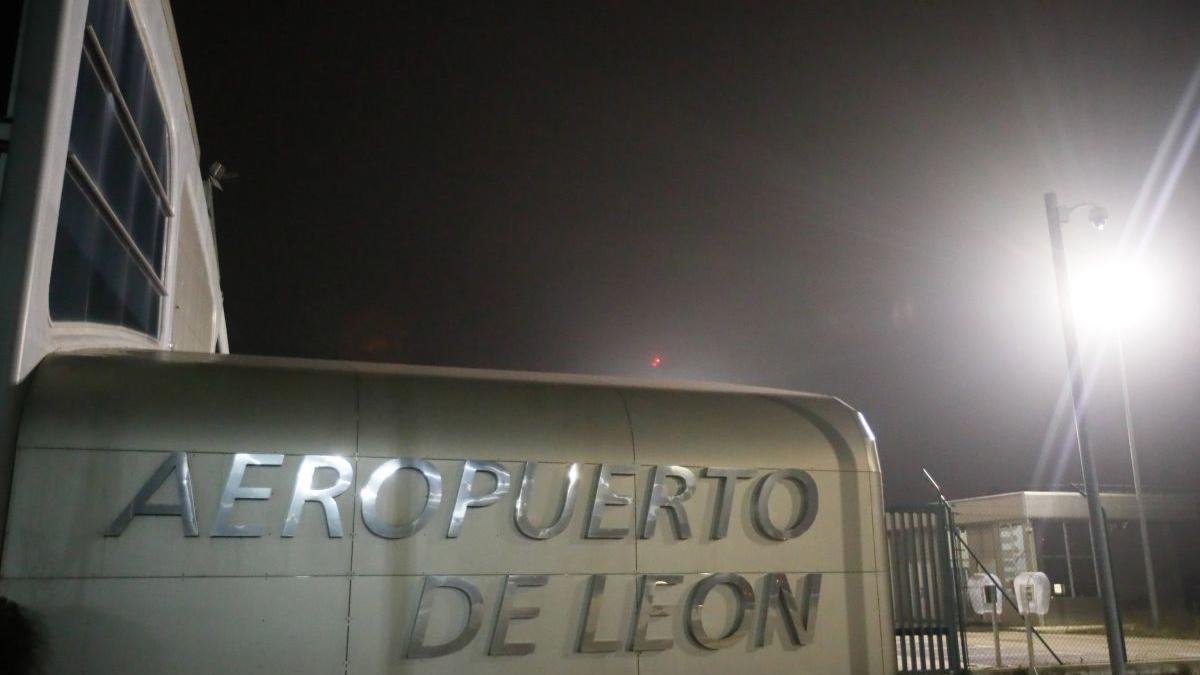 Aspecto que presentaba anoche el aeropuerto de León. ÁNGELOPEZ