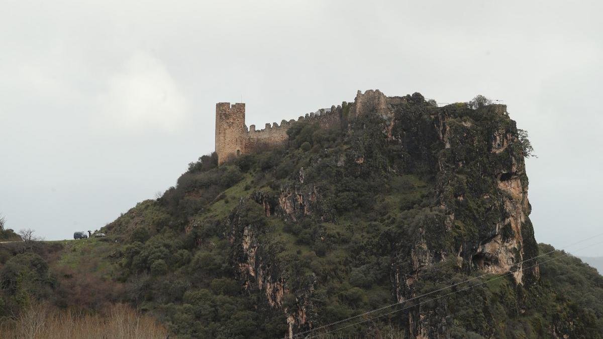 El Castillo de Cornatel se asienta sobre un promontorio rocoso próximo a Las Médulas. l. de la mata