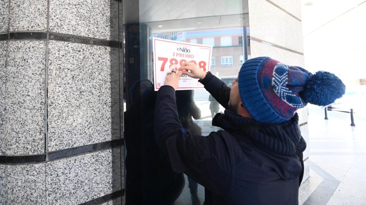 El Corte Inglés de León reparte el Primer premio de la lotería del Niño.