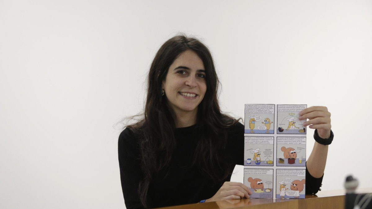 La científica Indira Álvarez posa con una de sus ilustraciones.