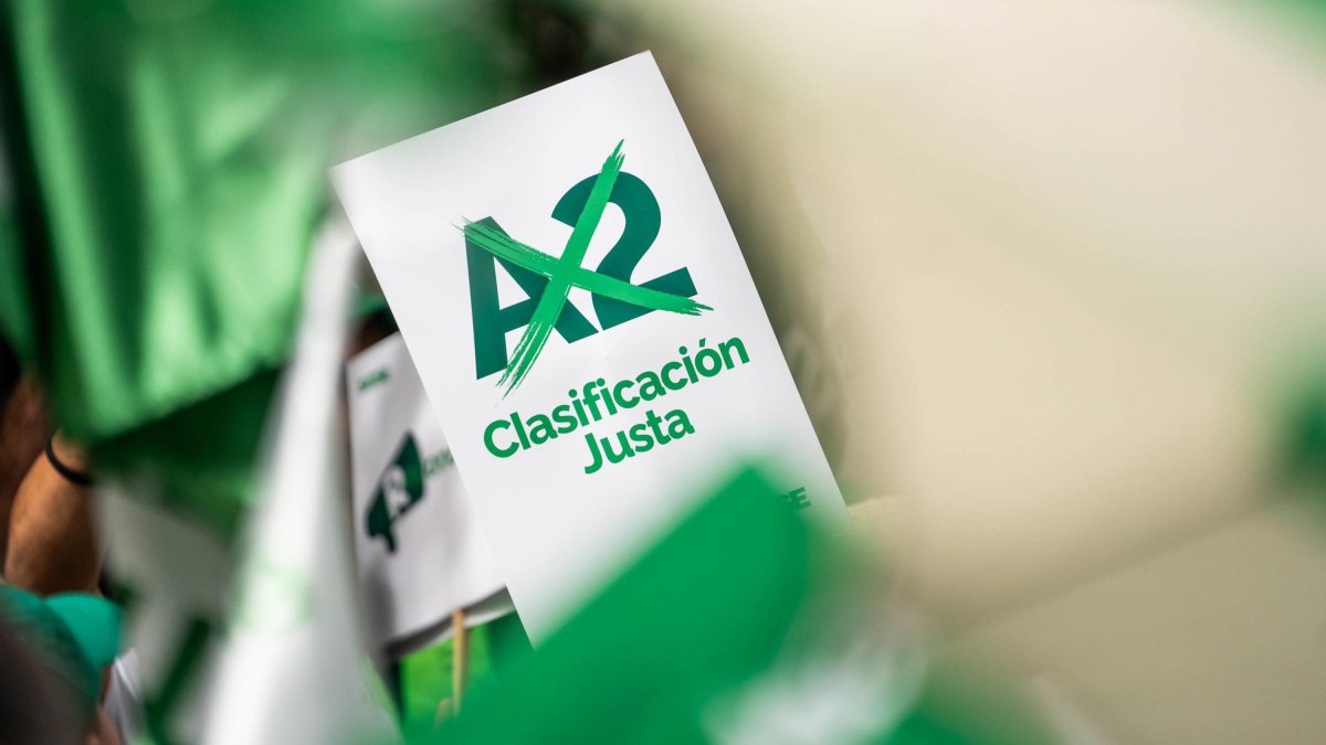 Archivo - Un cartel que reclama una clasificación justa durante una concentración de enfermeras y fisioterapeutas frente a la sede del Ministerio para la Transformación Digital y de la Función Pública. 