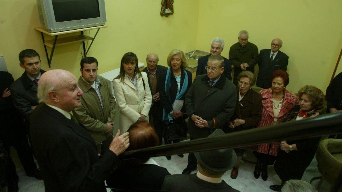 Francisco Martínez, en 2004, al inaugurar Calor y Café. JESÚS F. SALVADORES