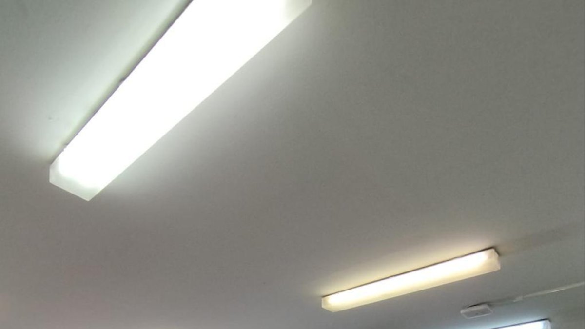 Alumnos del Eras de Renueva, con el abrigo puesto en clase. DL