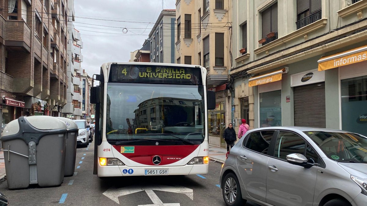 El autobús afectado, durante el momento del corte.