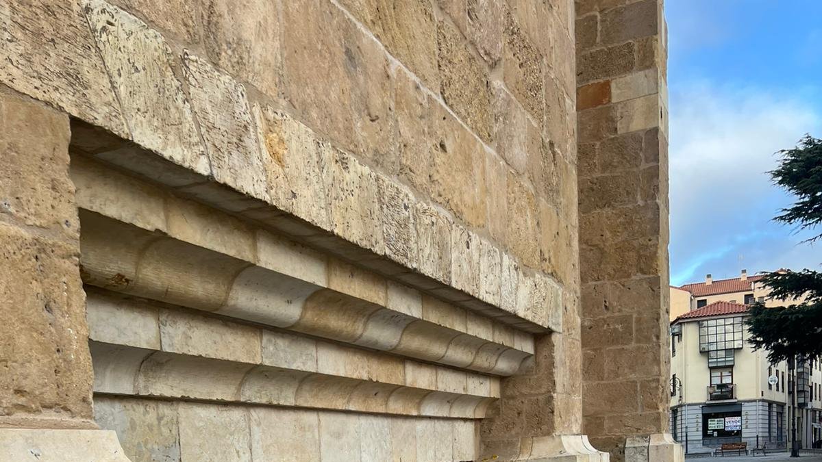 Las personas sin recursos tienen en las oquedades de la Catedral su pequeño hogar.