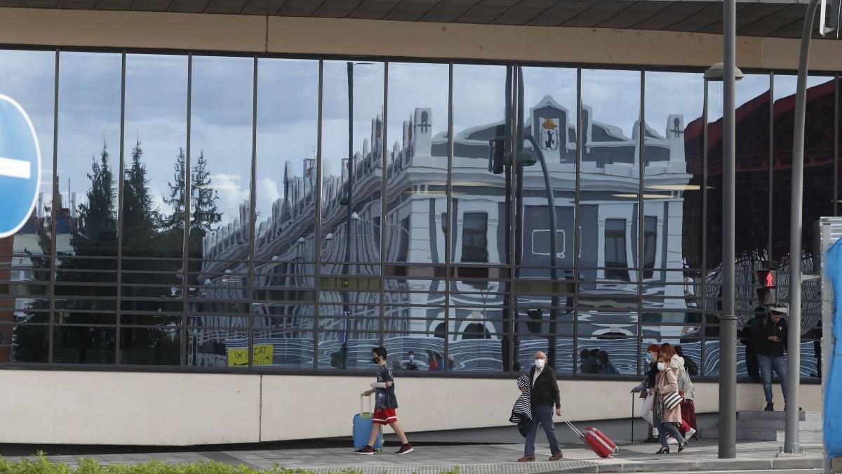 Frontal de la estación provisional en el que se refleja el pasado ferroaviario de la zona. ramiro